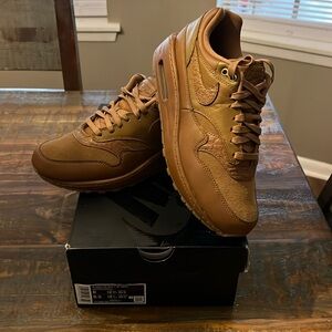 Women Air Nike 1 ‘87  size 8
